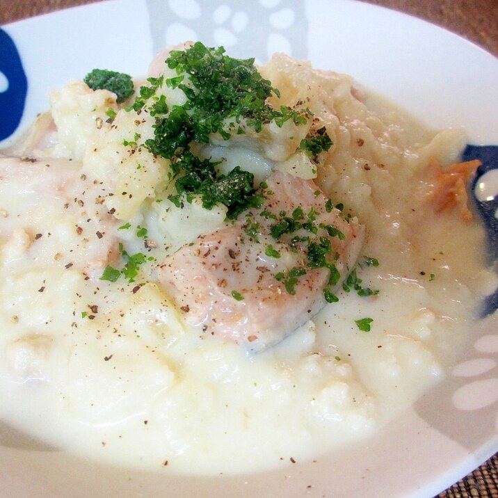 鮭とカリフラワーの豆乳チーズスープ